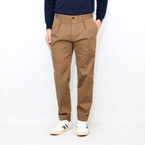 Pantalone tapered fit con pinces in cannetè stretch tabacco