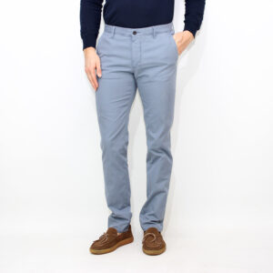 Pantalone slim fit in microarmatura di cotone stretch avio
