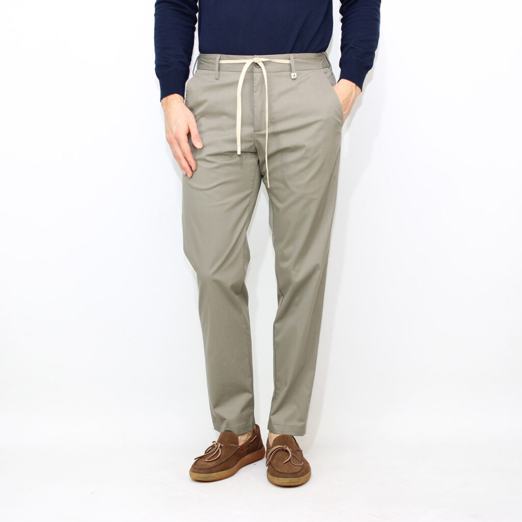 Pantalaccio in tessuto light active tecnico verde salvia