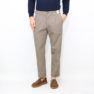 Pantalone carrot fit con pinces in ice cotton tortora