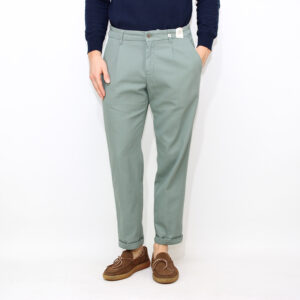 Pantalone carrot fit con pinces in ice cotton verde lago