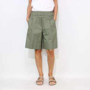 Bermuda con elastico in vita e pinces verde