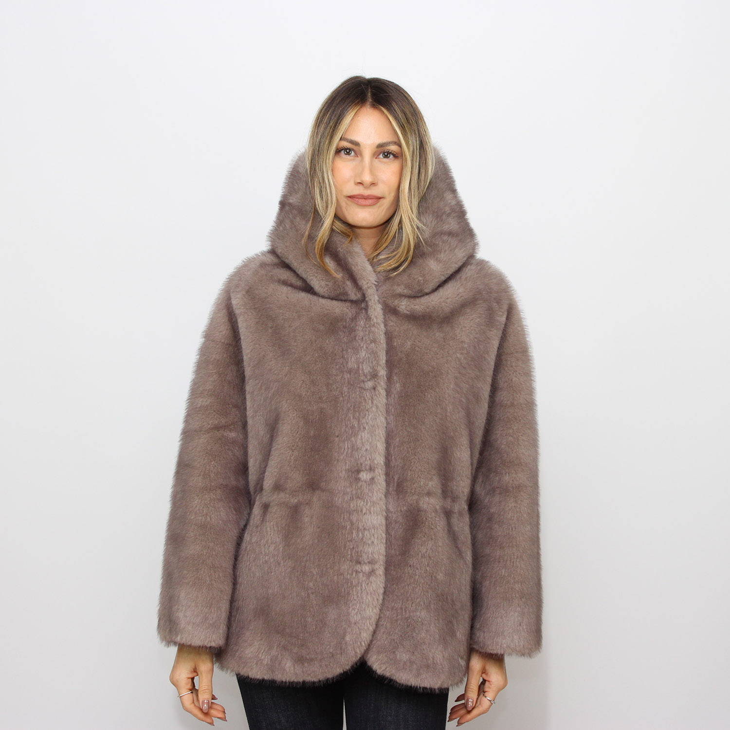 Giubbo con cappuccio in eco visone taupe