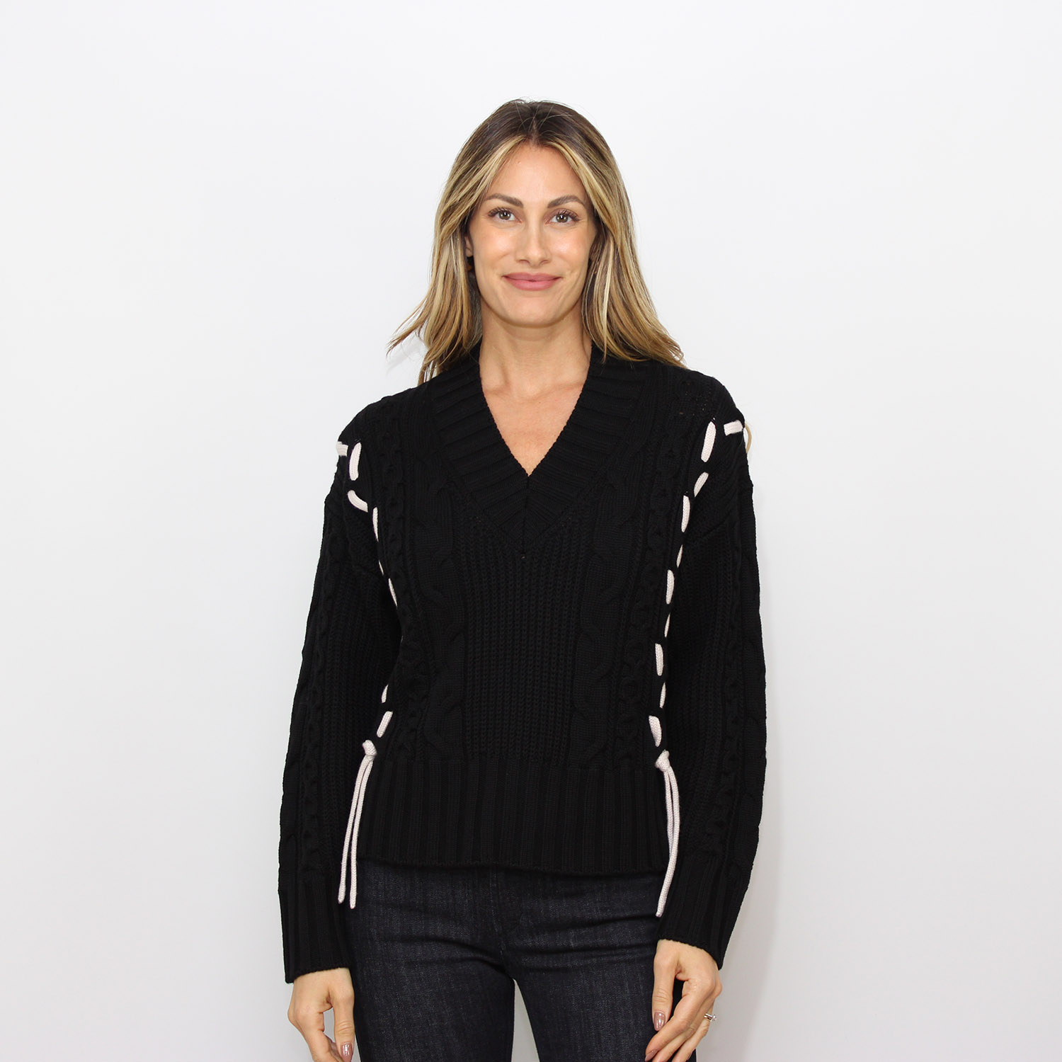 Maglia scollo V tape detail con motivo treccia nero